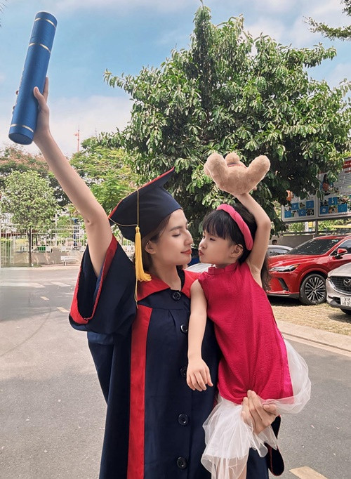 Thiên An đưa con gái cùng đi nhận bằng tốt nghiệp vào tháng 4 vừa qua.