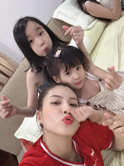 Bé Sol được mẹ chăm sóc từng chút một.