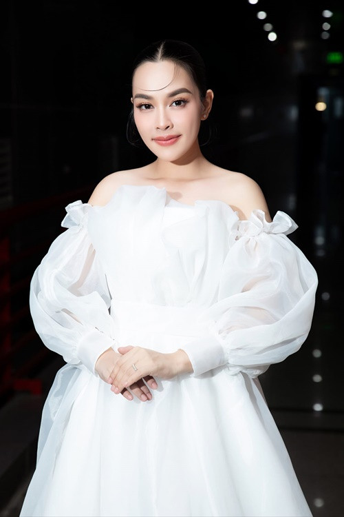 Ngọc Mai cho biết, Xesi đã ký ủy quyền với Trung tâm Bảo vệ Quyền tác giả Âm nhạc Việt Nam (VCPMC), do đó, vấn đề khai thác ca khúc trên toàn lãnh thổ Việt Nam đều sẽ do trung tâm thay mặt tác giả làm việc với các cơ quan, đơn vị có nhu cầu sử dụng. “O Sen” cho rằng bản chất sự việc "chỉ là tác giả chưa hiểu rõ về luật". Ảnh: FBNV.