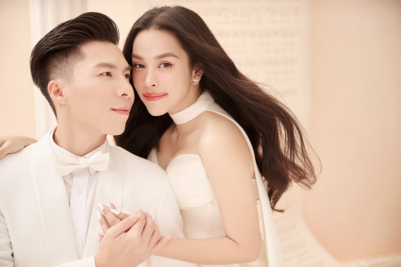 Mới đây, đoạn video ghi lại cảnh vợ chồng “O Sen” Ngọc Mai - Quốc Nghiệp đang vui đùa cùng con trong một căn phòng khi lưu diễn ở nước ngoài trở thành tâm điểm của dư luận. Chánh Văn phòng Bộ Văn hóa Thể thao và Du lịch Nguyễn Danh Hoàng Việt chia sẻ trên Vietnamnet, họ đang xác minh lùm xùm hình ảnh của vợ chồng Ngọc Mai. Ảnh: FBNV.