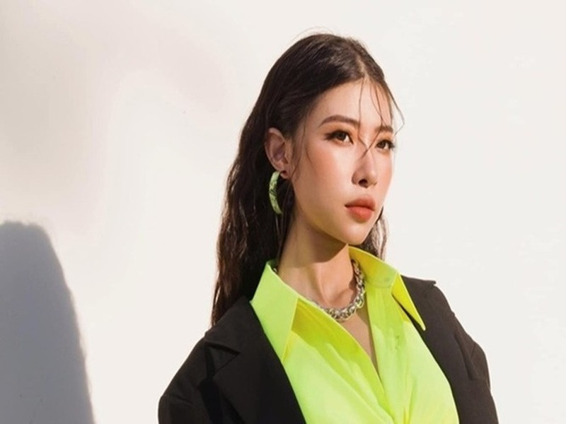 Phía Xesi cho rằng việc Ngọc Mai đưa ra kết luận cô không hiểu rõ luật là không thuyết phục. Xesi chia sẻ trên Znews, cô là tác giả và chủ sở hữu duy nhất của bài hát. Nữ ca sĩ khẳng định việc ủy quyền không toàn phần cho VCPMC. Vì vậy, VCPMC có thể thay mặt cô truy thu, cấp phép biểu diễn, nhưng giá trị của mỗi lần sử dụng, cấp phép đều do tác giả của bài hát quyết định. Ảnh: Znews.