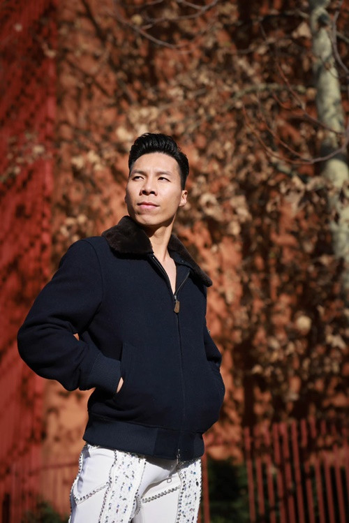 Giữa ồn ào quay clip quảng cáo chồng đầu đi xe máy, không đội mũ bảo hiểm, Quốc Cơ - Quốc Nghiệp lên tiếng xin lỗi khán giả. “Mặc dù cơ quan điều tra đã có kết luận đây không phải là vụ việc mang tính chất hình sự, nhưng bản thân Cơ Nghiệp vẫn cảm thấy vô cùng áy náy vì đã làm mọi người bận lòng. Với tư cách là nghệ sĩ đã từng được nhiều người yêu mến và tin tưởng, Cơ Nghiệp tự thấy mình không thể im lặng mà phải có trách nhiệm gửi lời xin lỗi thành thật nhất tới mọi người”, Quốc Cơ - Quốc Nghiệp chia sẻ. Ảnh: FBNV.