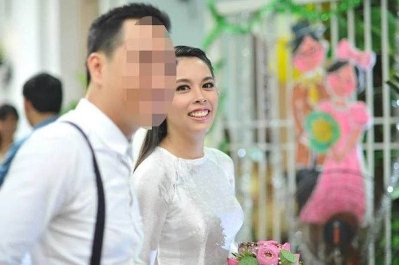 Năm 2023, loạt ảnh Ngọc Mai làm cô dâu trong quá khứ bị lan truyền trên mạng xã hội. Sau thời gian dài giữ im lặng, Ngọc Mai cho biết, cô và người cũ từng làm đám cưới nhưng chưa đăng ký kết hôn. Ngoài ra, nữ ca sĩ nhờ pháp luật can thiệp để bảo vệ hình ảnh trước những lời tố của người cũ. Ảnh: Tiền Phong.
