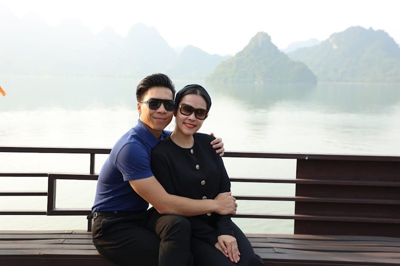 Giữa ồn ào, Quốc Nghiệp cho biết, Ngọc Mai sang biểu diễn cho một chương trình từ thiện gây quỹ còn anh du lịch Mỹ cùng gia đình. “Nhằm tiết kiệm ngân quỹ cho các em nhỏ cả đoàn luôn được các tình nguyện viên chuyên chở và cho ở nhờ. Sau hơn 2 tuần xa cách, cả gia đình vui mừng gặp lại trong ngôi nhà của một cô chú tình nguyện viên để chờ vô ngôi nhà ở chính. Chồng vợ, cha con hạnh phúc vui đùa nên không để ý xung quanh, không kiểm soát chi tiết gì lọt vào camera”, chồng Ngọc Mai phân trần. Ảnh: FBNV.