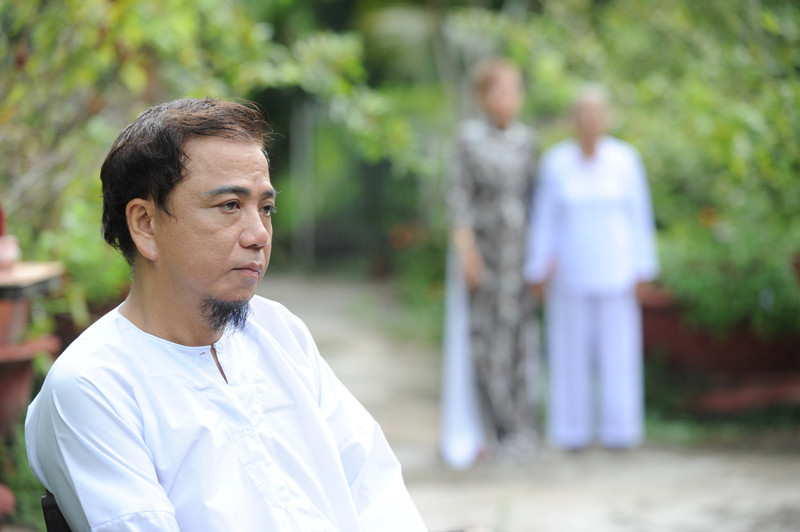 Một số cư dân mạng đặt nghi vấn nam diễn viên hài cạo đầu để tu tập tại gia. Ảnh: Vietnamnet.