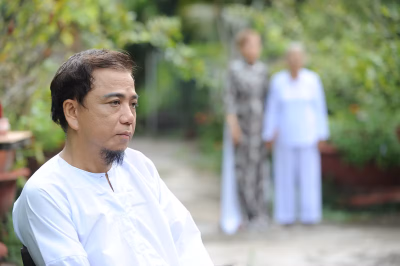 Một số cư dân mạng đặt nghi vấn nam diễn viên hài cạo đầu để tu tập tại gia. Ảnh: Vietnamnet.