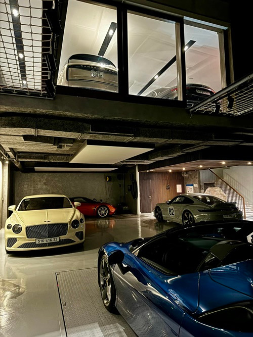 Vợ chồng Đàm Thu Trang trưng bày không ít siêu xe ở gara trong biệt thự.