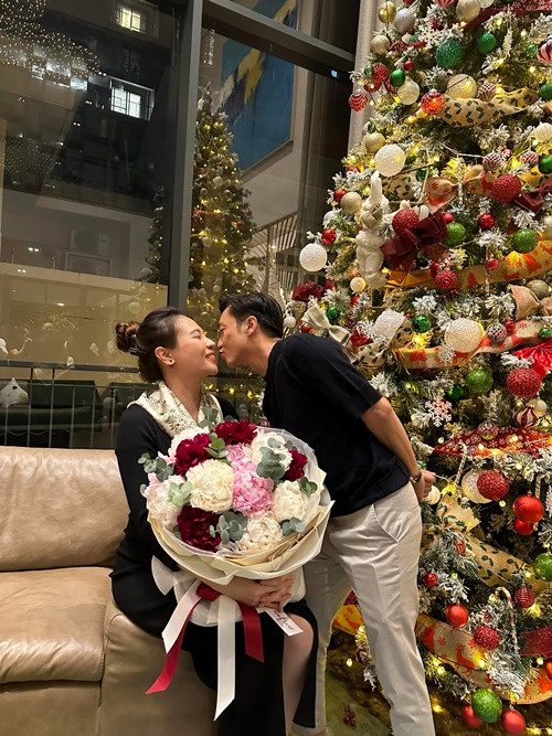 Năm nào Cường Đô la và Đàm Thu Trang cũng trang trí cây thông lộng lẫy, cao ít nhất 2 mét.