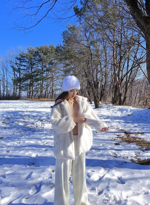 Victoria "thả rông" vòng một khi chụp ảnh trên tuyết.