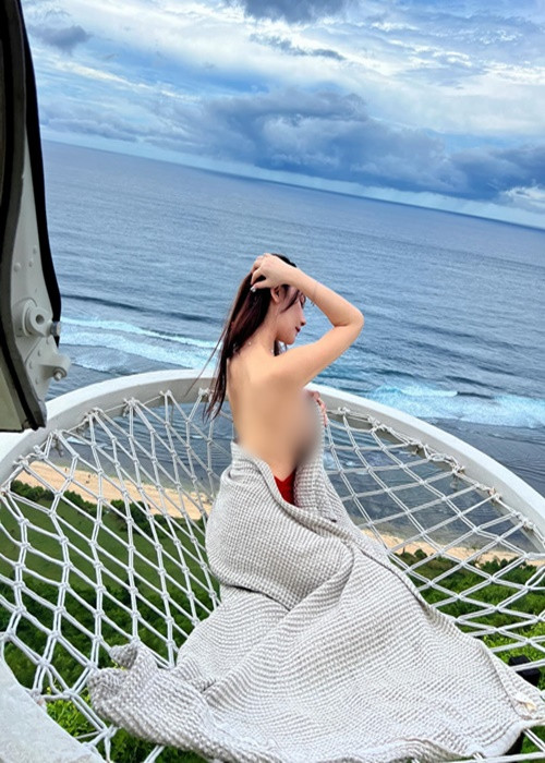 Loạt ảnh táo bạo của hot girl người Malaysia do bạn trai tên Joe của cô nàng thực hiện.