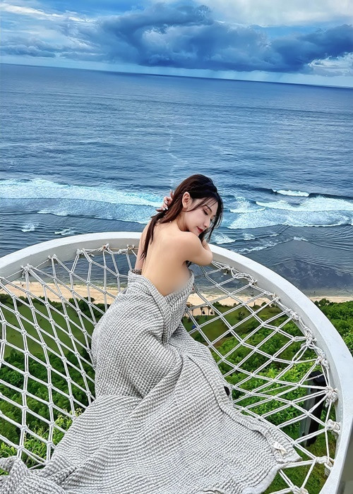 "Tôi sẽ không trẻ đẹp hơn ngày hôm qua. Nhưng tôi muốn tôi của tương lai nhìn thấy dấu vết tuổi trẻ", cô nàng tâm sự.