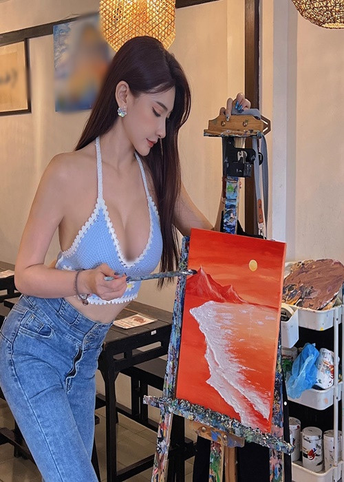 Victoria sở hữu vóc dáng đồng hồ cát. Bởi vậy, cô nàng tự tin mặc trang phục bó sát, hở ngực.