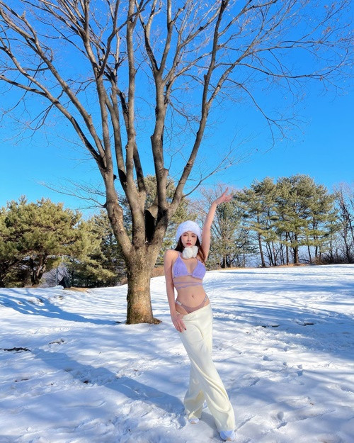 Giữa trời lạnh, cô nàng không ngần ngại mặc bikini.