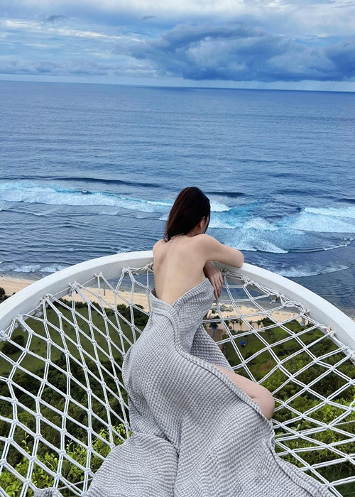 Victoria khoe được bạn trai ủng hộ chụp ảnh táo bạo.