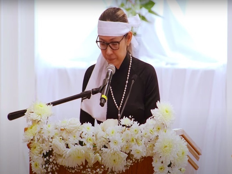 Bạn bè, đồng nghiệp Đức Tiến đã ủng hộ Bình Phương chi phí thực hiện tang lễ và mua đất ở nghĩa trang 80.000 USD. Ảnh: Saostar.