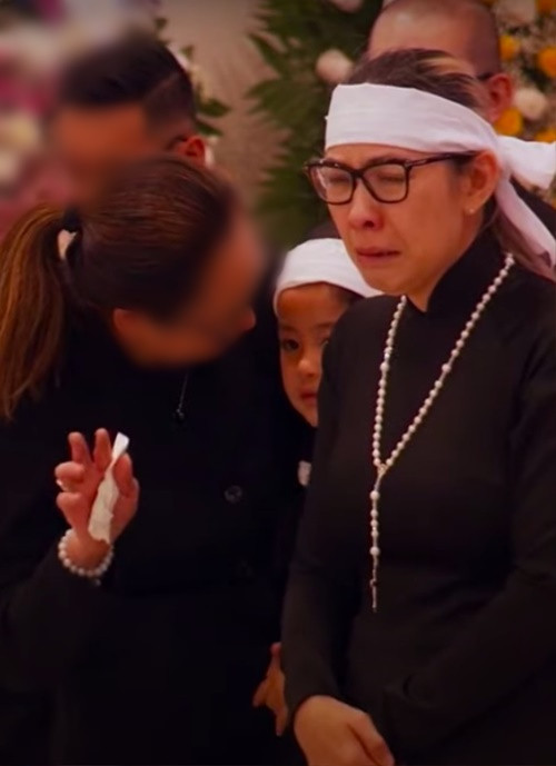 Bình Phương liên tục bật khóc trong đám tang của Đức Tiến. Ảnh: Saostar.