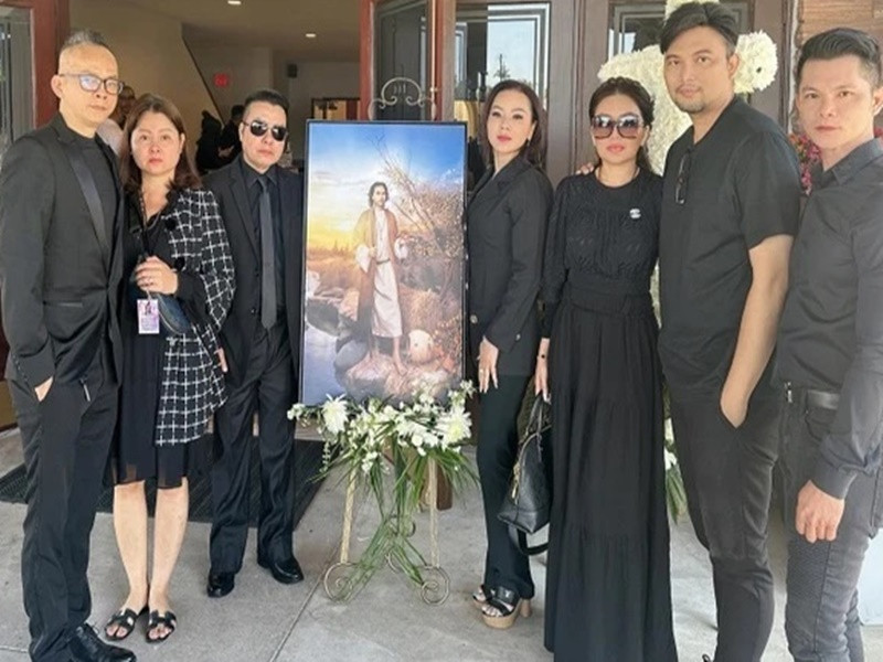 Nhiều đồng nghiệp đến viếng Đức Tiến. Ảnh: Znews.