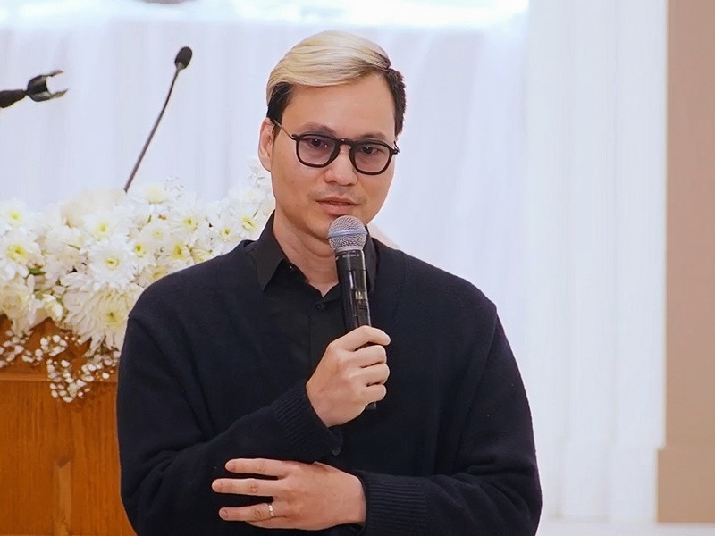 Ca sĩ Đình Bảo nghẹn ngào chia sẻ những kỷ niệm về cố người mẫu Đức Tiến. Ảnh: Vietnamnet.