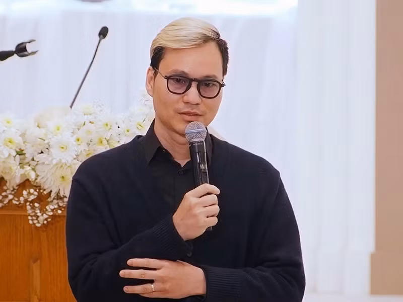 Ca sĩ Đình Bảo nghẹn ngào chia sẻ những kỷ niệm về cố người mẫu Đức Tiến. Ảnh: Vietnamnet.