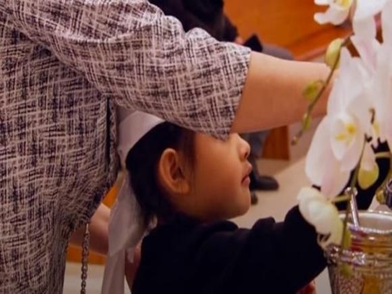 Con gái Đức Tiến xin mẹ được thắp hương trước di ảnh bố. Ảnh: Thương Hiệu Pháp Luật.