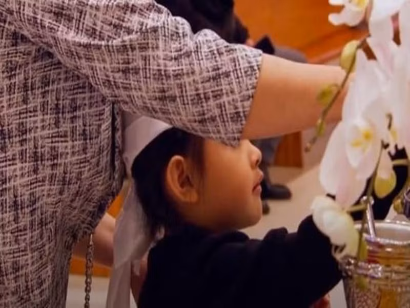 Con gái Đức Tiến xin mẹ được thắp hương trước di ảnh bố. Ảnh: Thương Hiệu Pháp Luật.