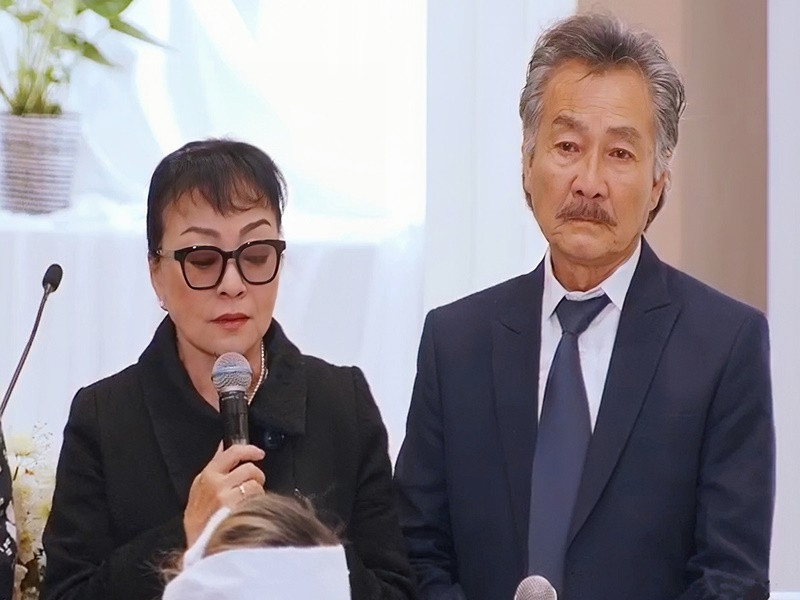 Vợ chồng danh ca Hương Lan cũng đến viếng Đức Tiến. "Trong những lần cả hai gặp nhau trước đây, Đức Tiến gọi Hương Lan là chị. Sau đó, một thời gian ngắn, chúng tôi trở nên thân thiết hơn. Về sau, Đức Tiến gọi tôi là cô. Ngày cuối cùng gặp gỡ, chúng tôi vẫn kịp chụp tấm ảnh cùng nhau tại TP.HCM. Khi nghe tin Đức Tiến mất, tôi không thể tin được, quá bất ngờ và đau đớn. Bây giờ, chỉ còn lại Bình Phương và cháu. Chúng ta nên đặt tình thương nhiều hơn cho hai mẹ con", Znews dẫn lời nữ ca sĩ. Ảnh: Vietnamnet.