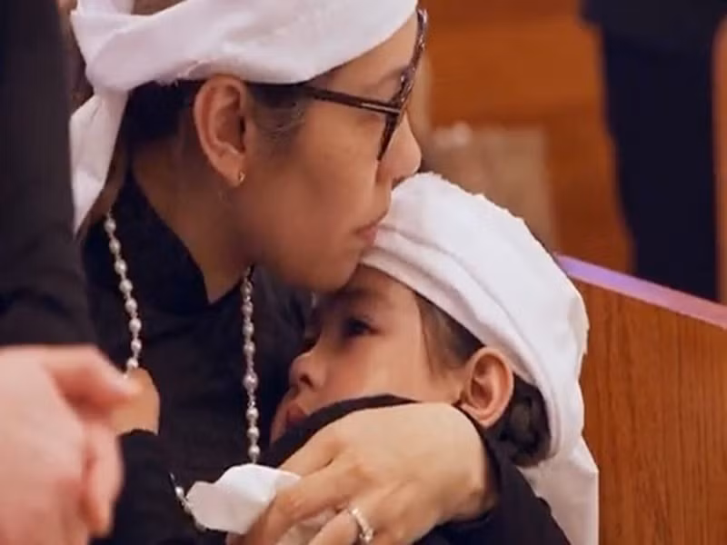 Bình Phương ôm con gái 4 tuổi trong đám tang chồng. Ảnh: Znews.