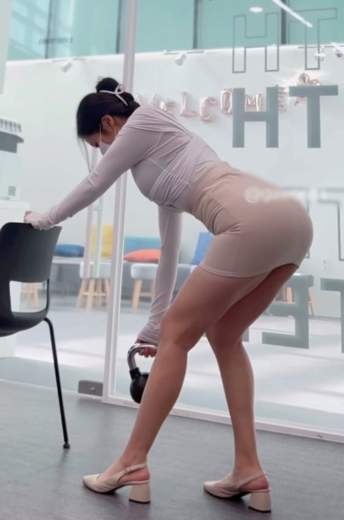 Wony tập các bài nâng cơ vòng ba mọi lúc mọi nơi.