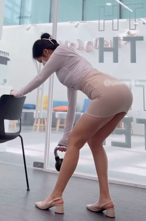 Wony tập các bài nâng cơ vòng ba mọi lúc mọi nơi.