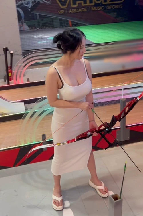 Váy áo trễ nải giúp Wony khoe vòng một căng đầy.