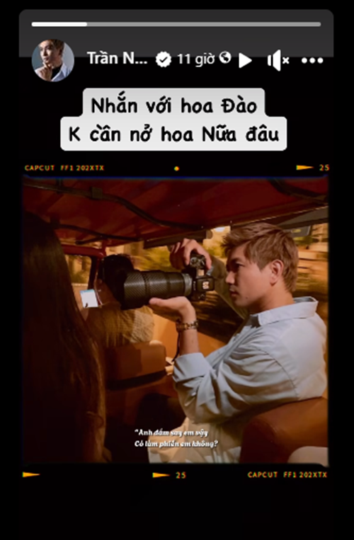 Tim còn chia sẻ khoảnh khắc chụp ảnh một cô gái giấu mặt. Nhiều người cho rằng nam ca sĩ công khai hẹn hò.