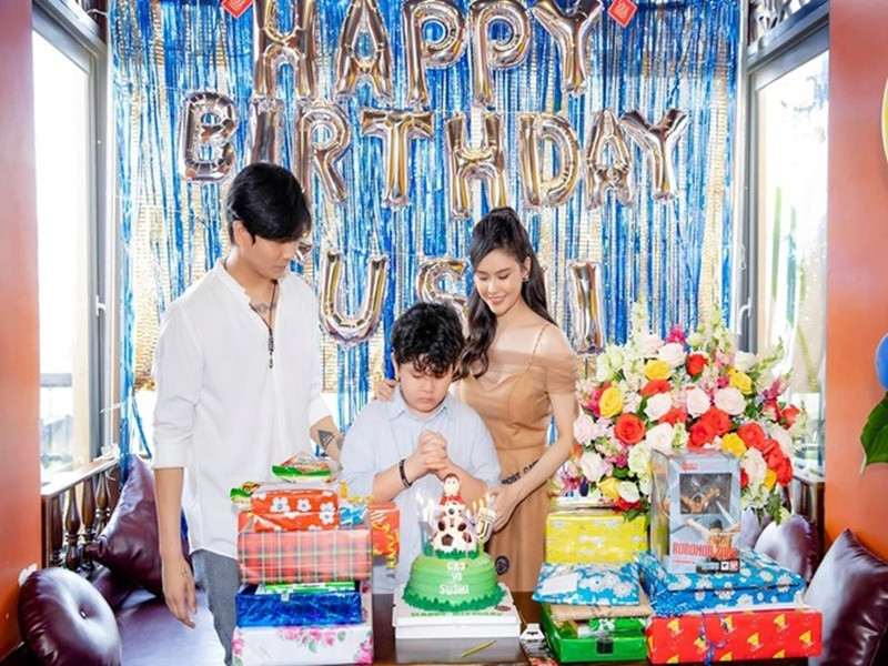 Trương Quỳnh Anh từng chia sẻ, cô và chồng cũ luôn muốn con trai có thể thoải mái đi chơi cùng ba mẹ nhưng vì mối quan hệ hậu ly hôn giữa cô và chồng cũ bị dư luận quá chú ý nên cả ba ít xuất hiện bên nhau như trước.