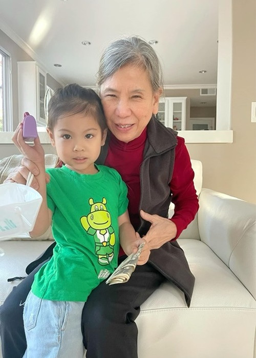 Mẹ chồng Thanh Thảo cưng chiều con dâu và cháu nội.