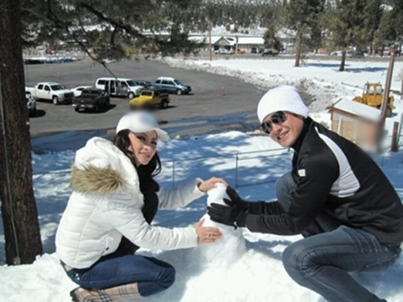 “Khi còn là học sinh cấp III, tôi đã biết Thanh Nhã qua các video clip ca nhạc. Tôi không nghĩ rằng mình quen được cô gái này. Về sau, lên trường sân khấu học, tôi được người ta nói, cô gái đó cũng học ở đây. Và tình cờ, trong một dịp diễn tiểu phẩm chung, chúng tôi quen nhau, mọi thứ trở nên nhẹ nhàng như thế... Yêu nhau quá lâu, đủ hiểu để cưới. Nhưng rồi Thanh Nhã đi du học nên kế hoạch được rời lại”. Ảnh: Người Lao Động.