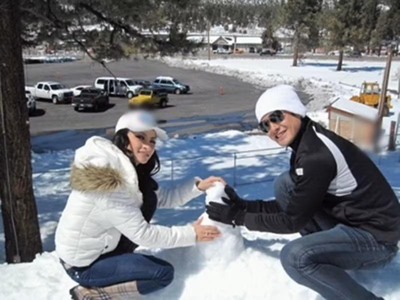 “Khi còn là học sinh cấp III, tôi đã biết Thanh Nhã qua các video clip ca nhạc. Tôi không nghĩ rằng mình quen được cô gái này. Về sau, lên trường sân khấu học, tôi được người ta nói, cô gái đó cũng học ở đây. Và tình cờ, trong một dịp diễn tiểu phẩm chung, chúng tôi quen nhau, mọi thứ trở nên nhẹ nhàng như thế... Yêu nhau quá lâu, đủ hiểu để cưới. Nhưng rồi Thanh Nhã đi du học nên kế hoạch được rời lại”. Ảnh: Người Lao Động.