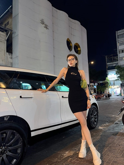 Nàng hậu chuộng trang phục cá tính, sành điệu nhưng không kém phần gợi cảm.