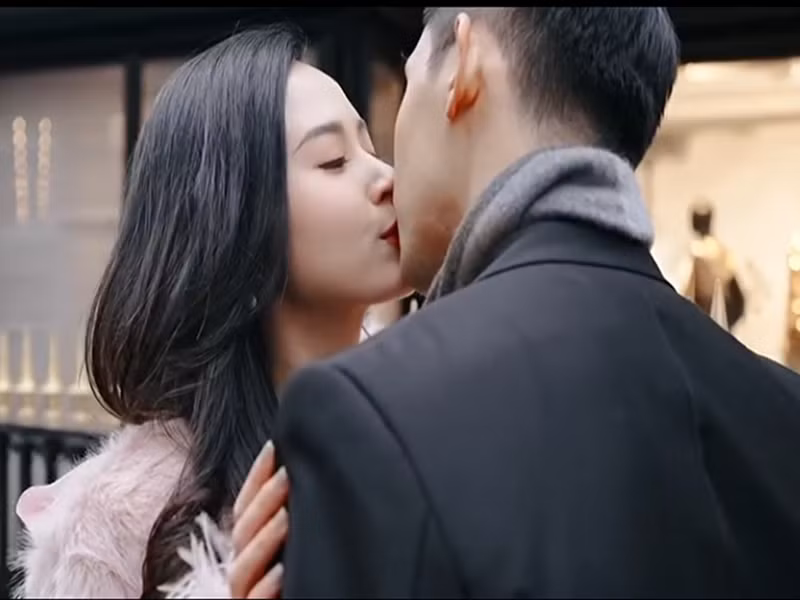 Chồng Midu vẫn chưa lộ mặt hoàn toàn. Ảnh: FBNV.