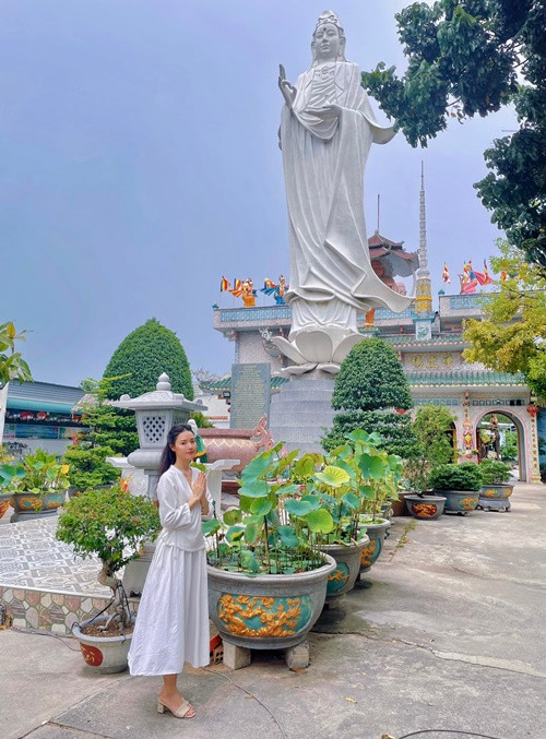 Ít ngày trước, Midu khoe hình ảnh đi chùa. Ảnh: FBNV.