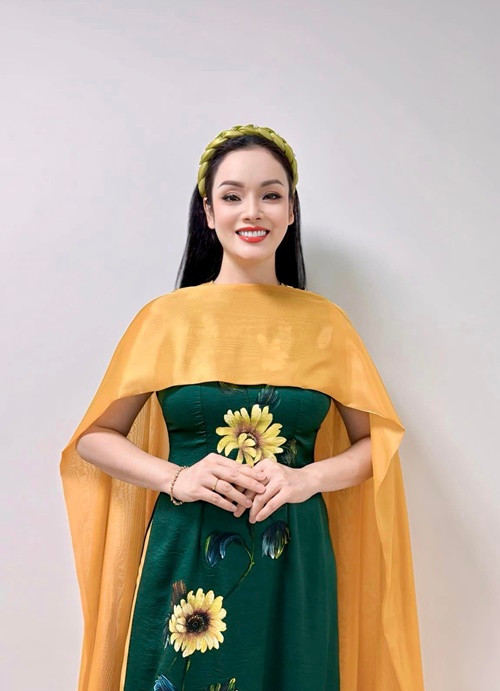 Những năm qua, Tân Nhàn theo đuổi dòng nhạc trữ tình, dân gian. Nhờ giọng hát mượt mà đằm thắm, cô đắt show ca hát. Ảnh: FBNV.