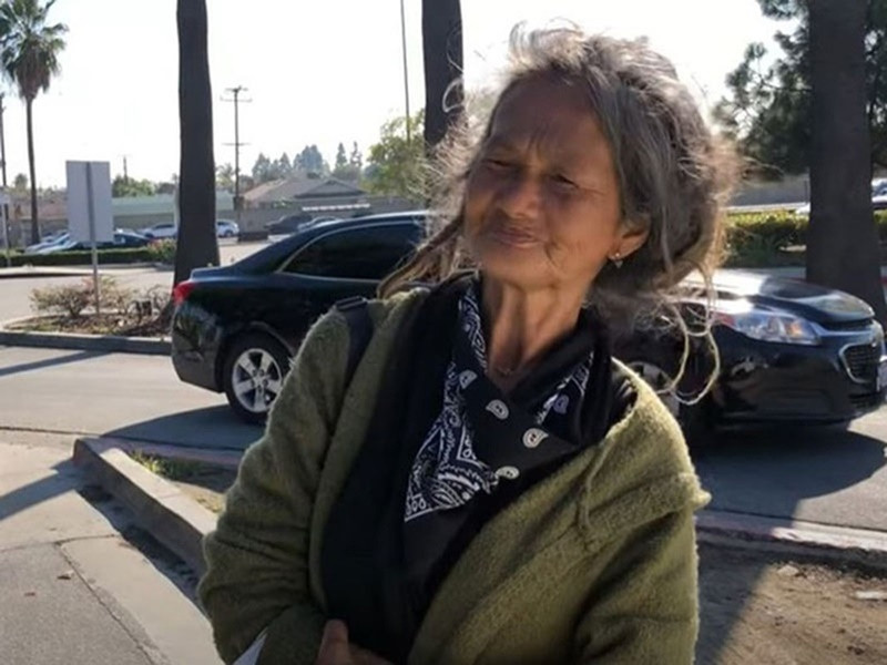 Vào đầu thập niên 2000, Kim Ngân bị bệnh tâm lý hoảng loạn, trí não không ổn định. Nữ ca sĩ lúc nhớ lúc quên gia đình và đồng nghiệp. Sau đó, Kim Ngân bắt đầu đi lang thang quanh khu phố người Việt tại California (Mỹ). Ảnh: Vietnamnet.