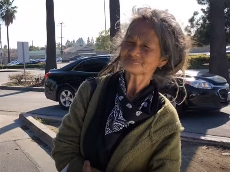 Vào đầu thập niên 2000, Kim Ngân bị bệnh tâm lý hoảng loạn, trí não không ổn định. Nữ ca sĩ lúc nhớ lúc quên gia đình và đồng nghiệp. Sau đó, Kim Ngân bắt đầu đi lang thang quanh khu phố người Việt tại California (Mỹ). Ảnh: Vietnamnet.