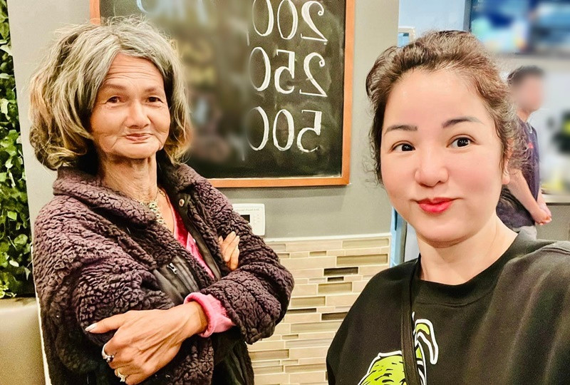 Kim Ngân vẫn đi lang thang, ngủ ngoài trời nên nhờ Thúy Nga giúp đỡ. Về phần mình, Thúy Nga vẫn chưa quyết định hỗ trợ đàn chị vì e ngại ý kiến trái chiều. Ảnh: Tiền Phong.