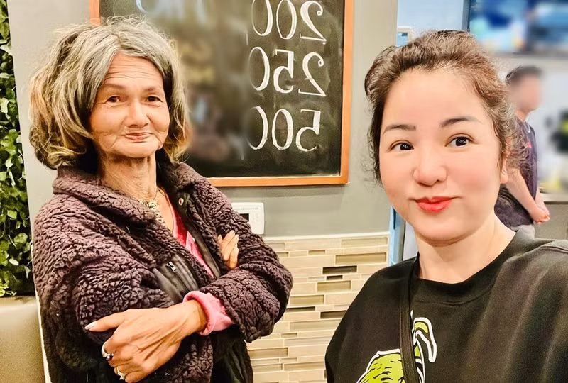 Kim Ngân vẫn đi lang thang, ngủ ngoài trời nên nhờ Thúy Nga giúp đỡ. Về phần mình, Thúy Nga vẫn chưa quyết định hỗ trợ đàn chị vì e ngại ý kiến trái chiều. Ảnh: Tiền Phong.