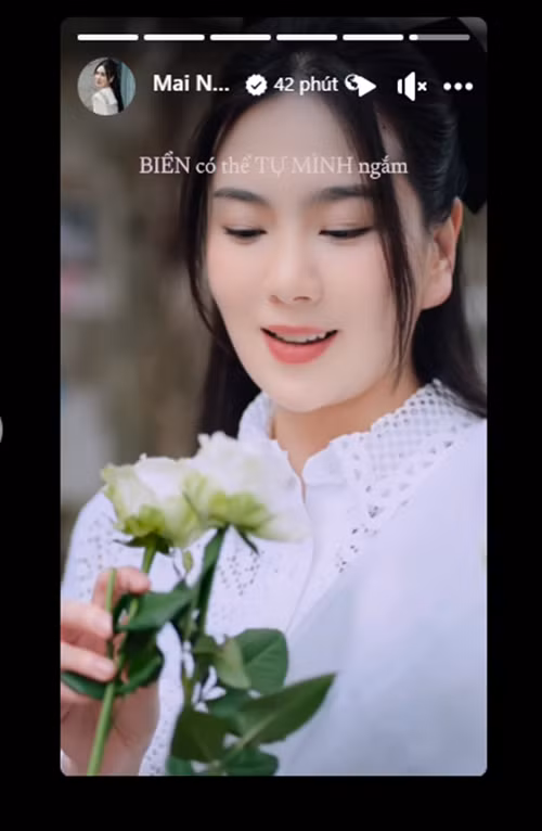 Mai Ngọc còn chia sẻ: "Hoa có thể tự mình mua, biển có thể tự mình ngắm. Nhưng nếu hoa được người tặng thì thật tốt. Biển có người cùng ngắm thì lãng mạn hơn nhiều. Nhưng nếu không thể có được thứ mình yêu, mong bạn hãy yêu những điều mình có. Cố lên nhé".Ảnh: FBNV.