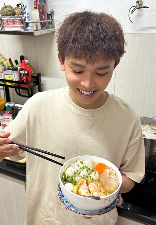 Trong livestream nấu ăn, Hồ Văn Cường hát tặng mẹ ca khúc Mẹ tôi.