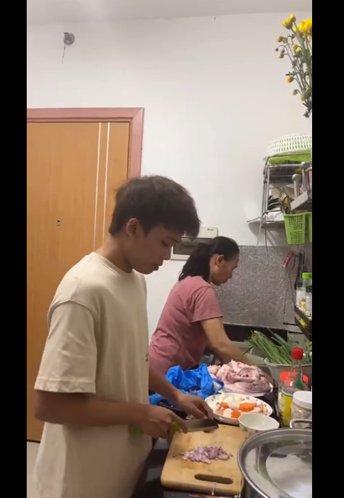 Nam ca sĩ được mẹ hỗ trợ một số việc khi nấu nướng.