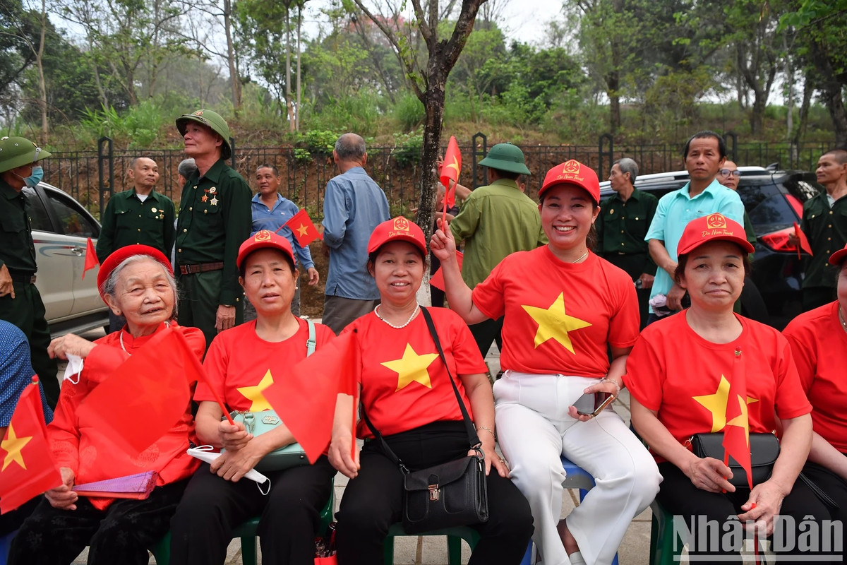 Thức trắng đêm chờ đón Lễ diễu binh kỷ niệm Chiến thắng Điện Biên Phủ - Hình 6 Thuc trang dem cho don Le dieu binh ky niem Chien thang Dien Bien Phu-Hinh-6