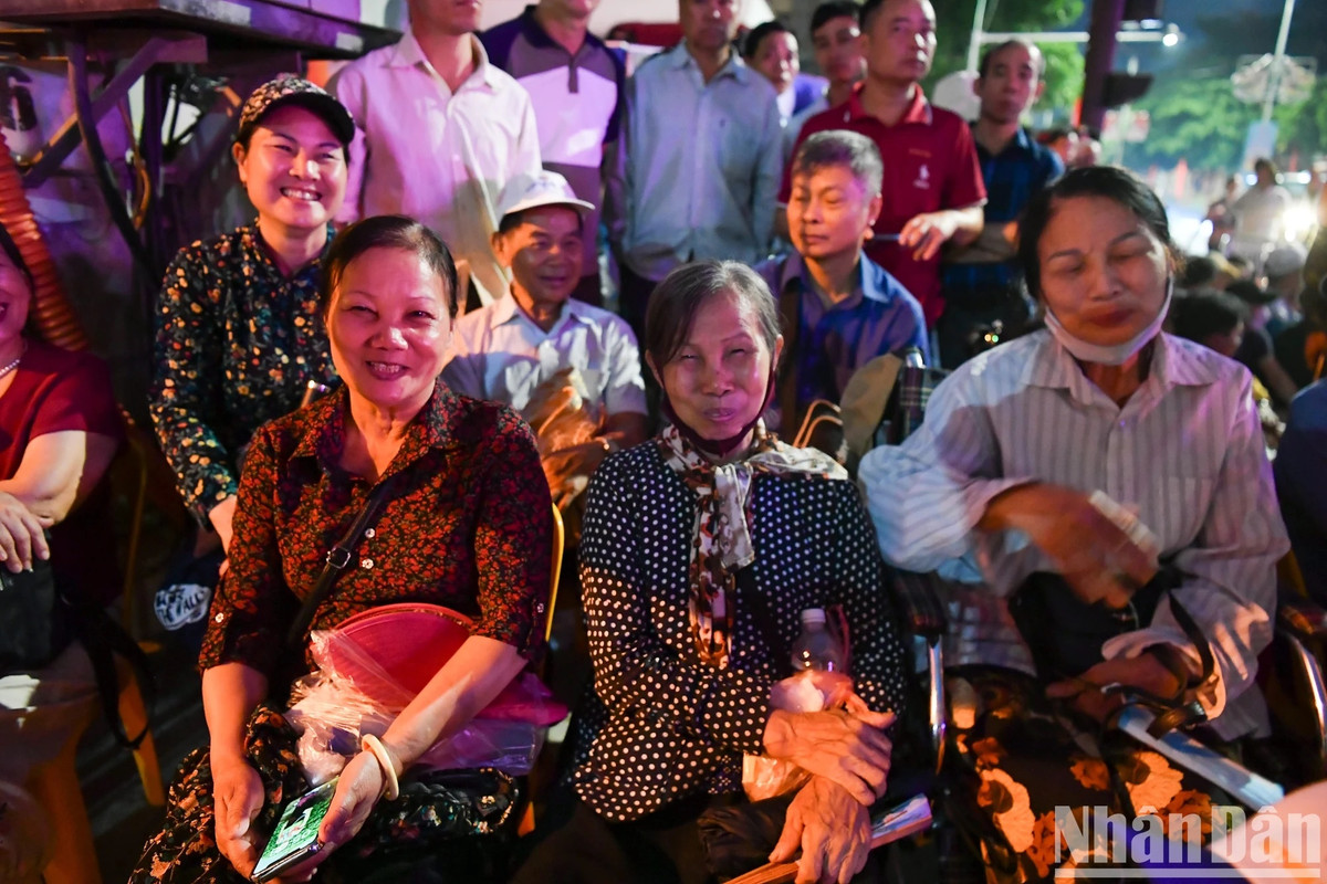 Thức trắng đêm chờ đón Lễ diễu binh kỷ niệm Chiến thắng Điện Biên Phủ - Hình 3 Thuc trang dem cho don Le dieu binh ky niem Chien thang Dien Bien Phu-Hinh-3