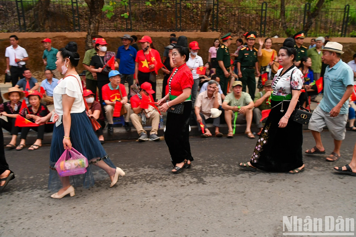 Thức trắng đêm chờ đón Lễ diễu binh kỷ niệm Chiến thắng Điện Biên Phủ - Hình 5 Thuc trang dem cho don Le dieu binh ky niem Chien thang Dien Bien Phu-Hinh-5