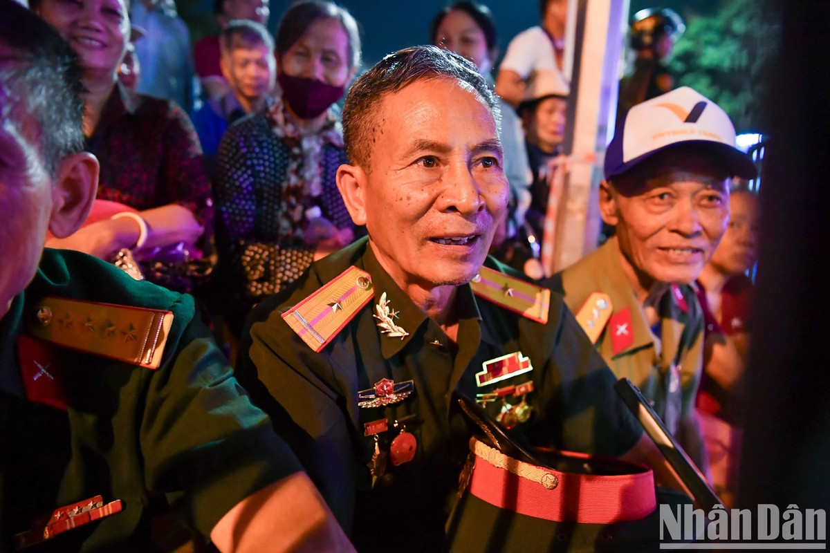 Thức trắng đêm chờ đón Lễ diễu binh kỷ niệm Chiến thắng Điện Biên Phủ - Hình 2 Thuc trang dem cho don Le dieu binh ky niem Chien thang Dien Bien Phu-Hinh-2